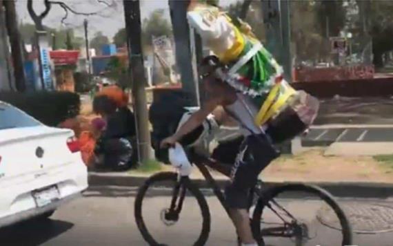 Los memes de la caída del ciclista que cargaba a un San Judas Tadeo