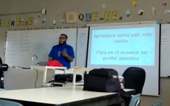 Profesor enseña fórmulas químicas cantando Despacito