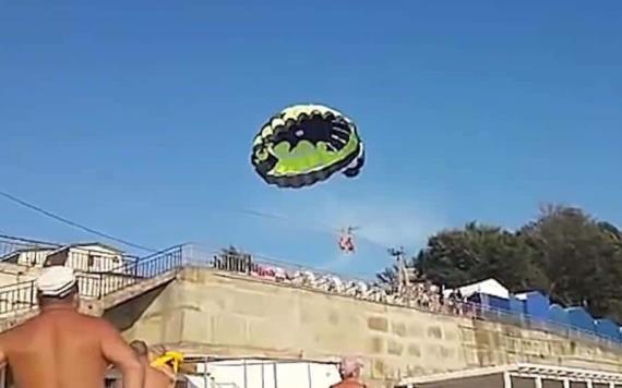VIDEO: Enamorados se electrocutan mientras viajaban en paracaídas