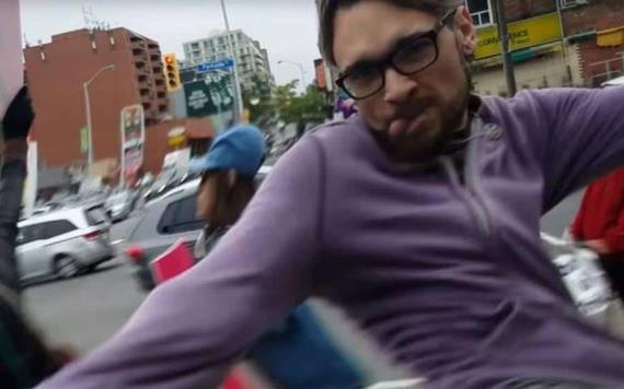 VIDEO: Hombre patea a mujer que protestaba en contra del aborto