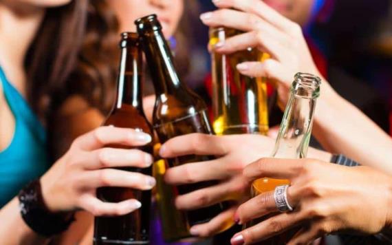 Estudio revela que beber alcohol (en exceso o moderadamente) afecta al cerebro