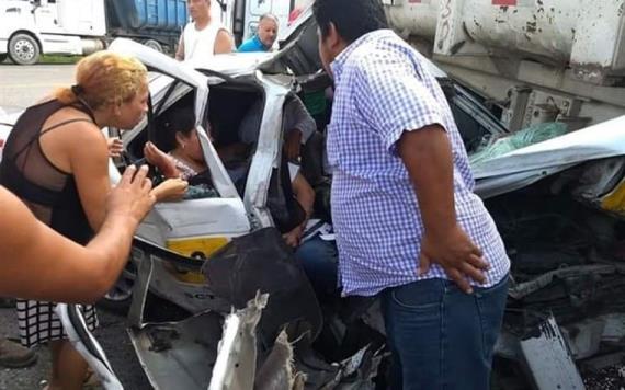 Muere otro pasajero del accidente entre taxi y camión de materiales en la Macuspana- Villahermosa