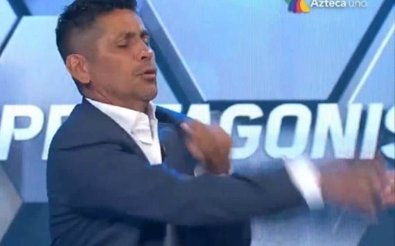 VIDEO: Jorge Campos se enoja y golpea a Martinoli en programa en vivo 