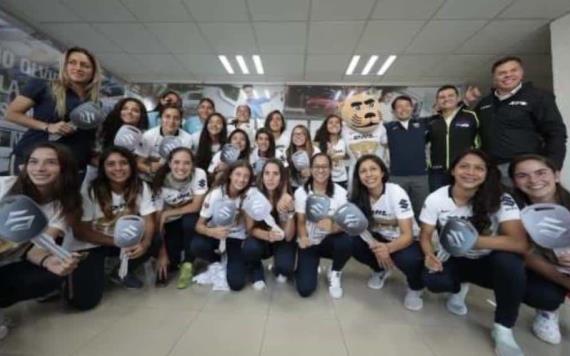 Jugadoras de Pumas Femenil reciben coches como premio por calificar a Liguilla