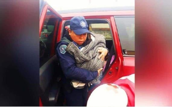 Mujer policía se ´la avienta´ de partera en pleno tráfico