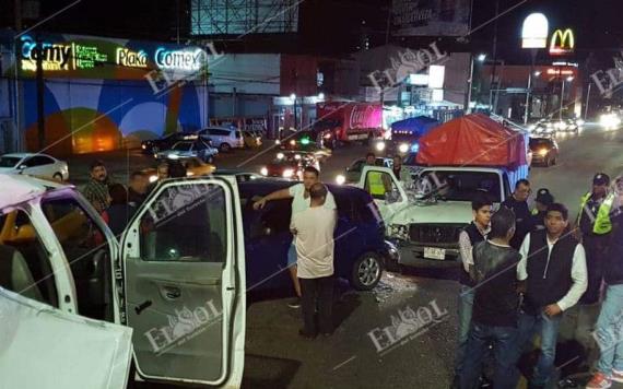 Aparatoso accidente en Ruiz Cortines; varios carros involucrados