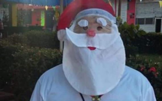 Sospechoso:  Descubren a Santa corriendo en un parque en Tabasco