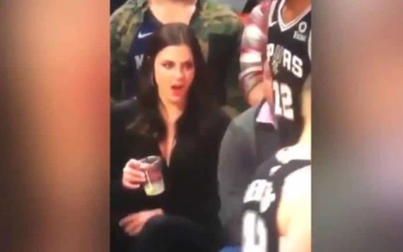 Esta fue la reacción de una mujer al ver al ´pack´ de un basquetbolista