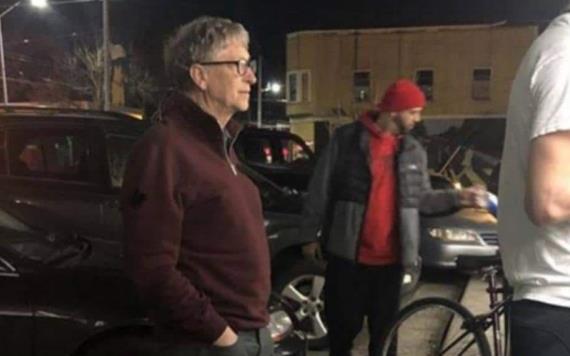 Bill Gates es captado haciendo fila por una hamburguesa