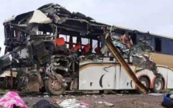 Chocan dos autobuses en Bolivia; hay al menos 22 muertos