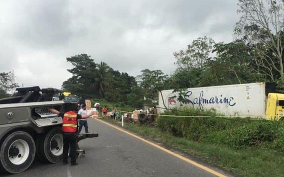 Dueño de tráiler volcado en la Villahermosa- Cárdenas, regala la mercancía que transportaba