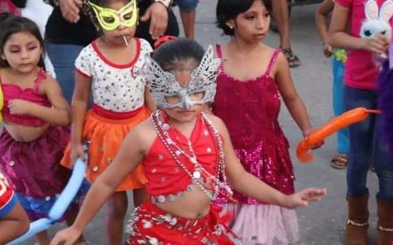 Desfile de comparsas y carros alegóricos engalanan Carnaval de Jonuta