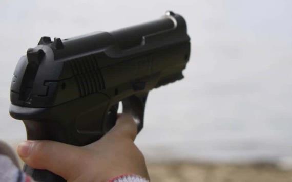 Encontró una pistola bajo el colchón y le disparó a su madre que está embarazada