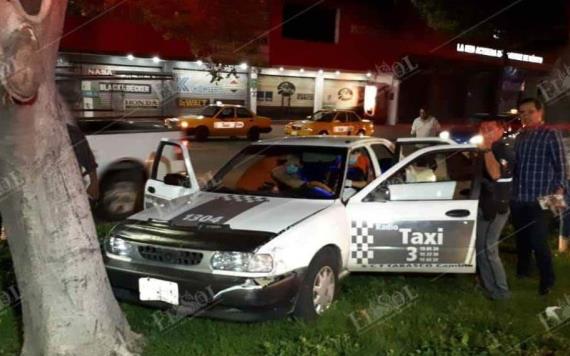 Taxista sufre desmayo en plena circulación; se impactó contra un árbol