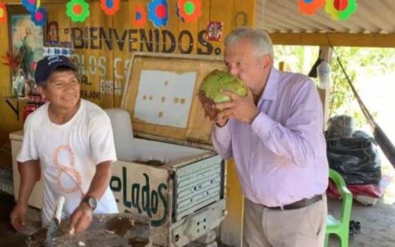 AMLO disfruta de una agüita de coco y dice no al uso del popote