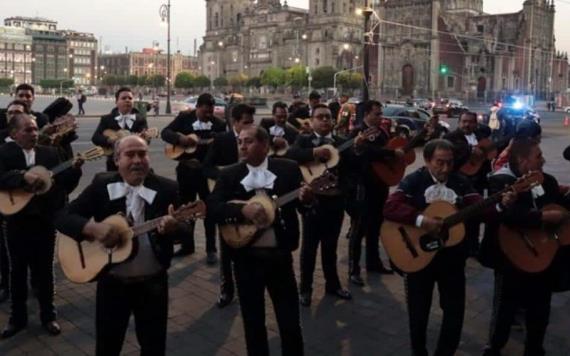 Mariachis llevan serenata a AMLO a Palacio Nacional 