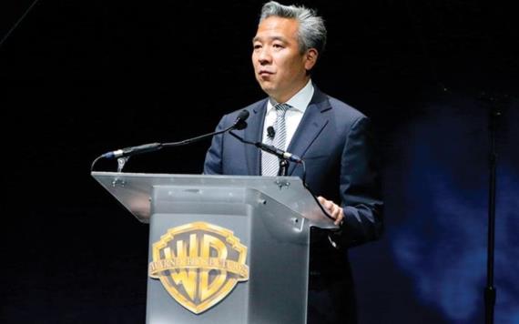 CEO de Warner Bros renuncia por relación con joven actriz