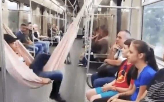 Joven cuelga hamaca en el Metro y se echa un coyotito