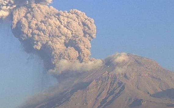 Explosión en Popocatépetl deja columna de 2.5 kilómetros