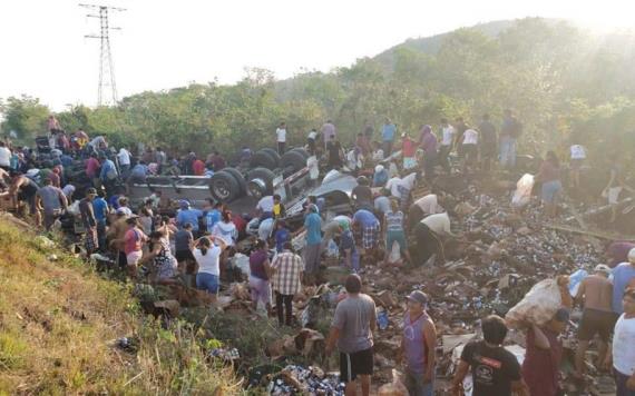 Vuelca tráiler con más de 40 toneladas de cerveza en la carretera federal Campeche-Mérida