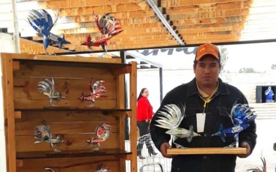 Él es Luis Carlos, un joven artesano que realiza impresionantes esculturas reciclando latas