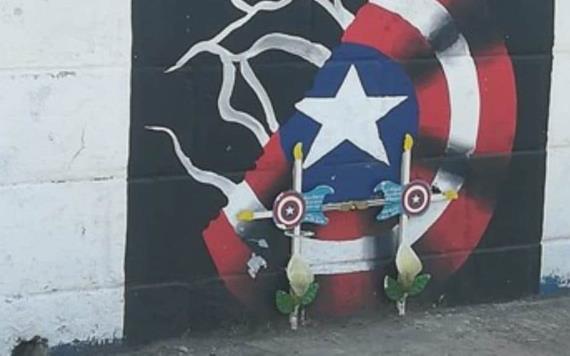 Con cruces decoradas del Capitán América recuerdan a dos pintores fallecidos en Tamulté