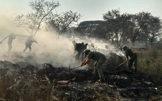Ejército mexicano aplica en Balancán, el plan DN-III-E para sofocar un incendio de pastizales