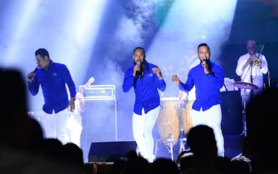 Con éxito se presenta el grupo de salsa "Team Band" en el Teatro al Aire Libre del Parque Tabasco