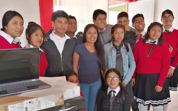 Yalitza Aparicio dona laptops a estudiantes de bachillerato en Oaxaca