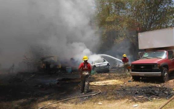 Incendio en pastizal deja cuantiosos daños en lote de autos de Periférico