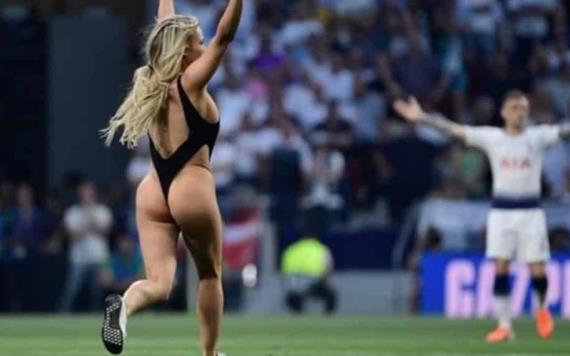 ¡Se roba el show! Modelo interrumpe en la Final de Champions League