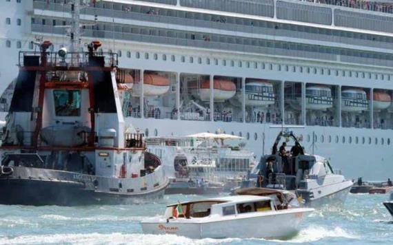 Choque entre Crucero y barco turístico deja cuatro heridos
