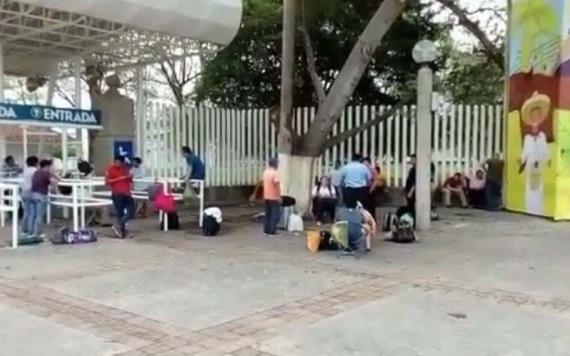 Ciudadanos ya hacen fila para bolsa de trabajo de la Refinería en Dos Bocas