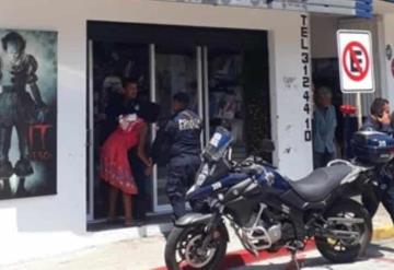 Mujer intenta robar tienda de disfraces, la detienen, golpea a policías y la dejan que se vaya