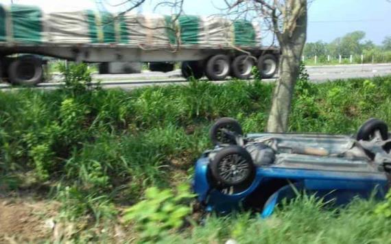 Accidente sobre la Villahermosa - Cárdenas a la altura de Anacleto Canabal