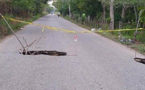 Su hunde carretera en Cunduacán y autoridades no atienden el problema
