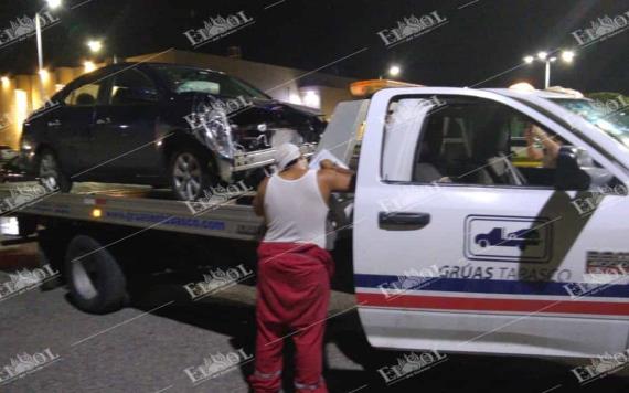 Auto choca a patrulla de policía sobre Paseo Tabasco; el conductor se dio a la fuga 