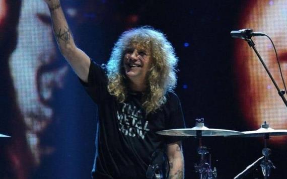Hospitalizan al ex baterista de Guns N Roses tras apuñalarse a sí mismo