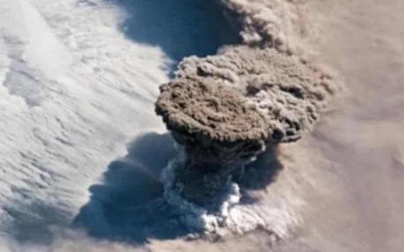 Volcán hace erupción y la NASA capta imágenes impresionantes desde el espacio