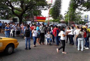 Padres de familia bloquean Av. Universidad, frente a la UJAT