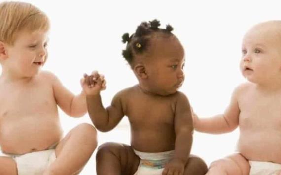 Pareja demanda a una clínica de fertilidad tras dar a luz a mellizos de otra raza