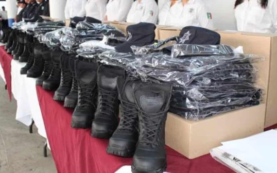 Entrega Ayuntamiento de Comalcalco  uniformes a policías municipales