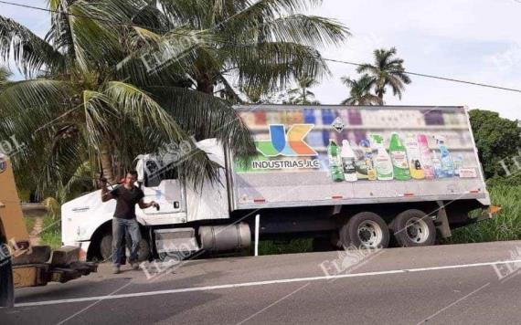 Aparatoso accidente en la Cárdenas - Villahermosa; conductor de camión se quedó dormido