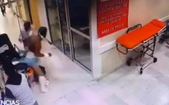 Paciente se baja de camilla y golpea a enfermera en Chiapas
