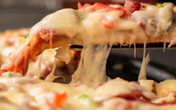 Joven ataca a mujer con cuchillo por negarle un pedazo de pizza