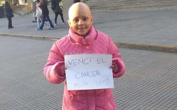 Niña vence cáncer con 52 quimioterapias