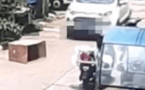 Camioneta atropella a niña que jugaba dentro de una caja de cartón