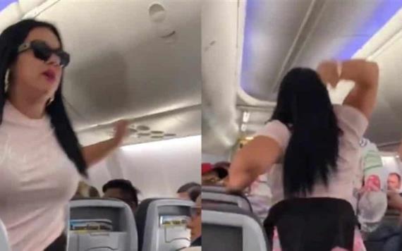 Celos en el aire, mujer lanza lap- top a su novio por voltear a ver a otra mujer en avión