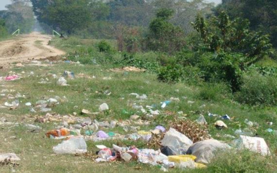 Caminos convertidos en basureros clandestinos en Jonuta