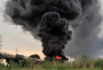 Se incendia pipa tras caer de un puente en Coatzacoalcos